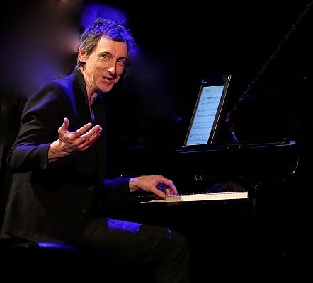 Grafika 2: Maciej Miecznikowski zaśpiewa kolędy