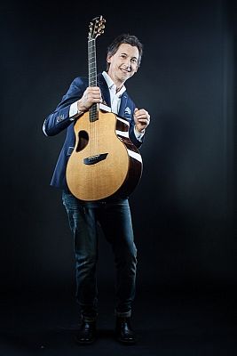 Grafika 3: Maciej Miecznikowski zaśpiewa kolędy