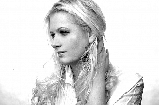 Grafika 2: Olga Szomańska i Maciej Miecznikowski zaśpiewają kolędy