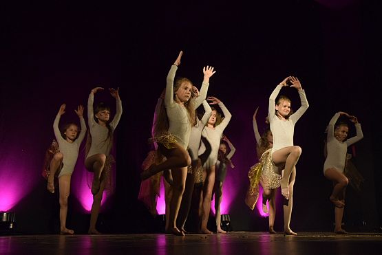 Grafika 3: Spektakl Teatru Tańca Jeszcze 5 Minut JUNIOR: NAD/PODWODNY ŚWIAT 09.06.2019