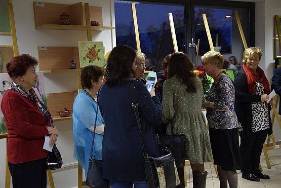 Grafika 28: Wystawa malarska malarek z lęborskiego Uniwersytetu Trzeciego Wieku 18.02.2020