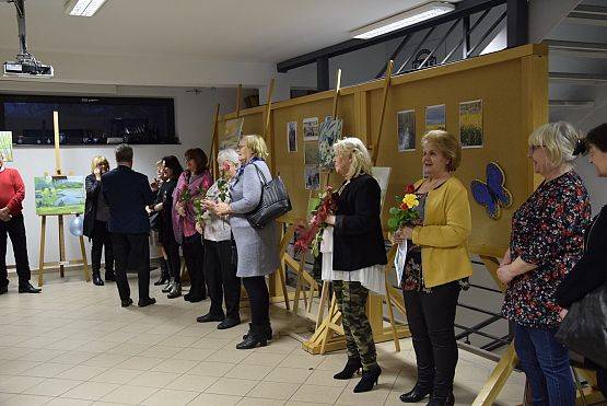 Grafika 37: Wystawa malarska malarek z lęborskiego Uniwersytetu Trzeciego Wieku 18.02.2020