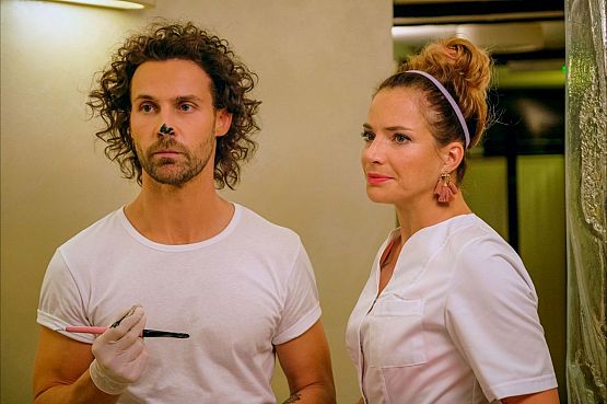 Grafika 3: Ma jeden problem Dwie żony!