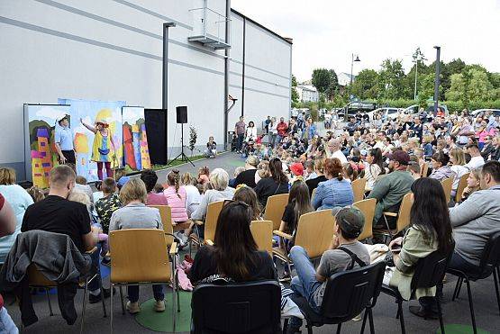 Grafika 2: Letnie spektakle teatralne dla dzieci - "Nadchodzi Pipi" - 24.07.2022