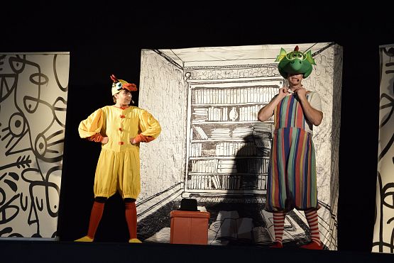 Grafika 6: Letnie spektakle teatralne w Zakątku Kultury - "W 7 DNI DOOKOŁA BAJEK" - 22.07.2023