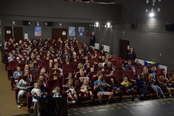 Grafika 8: Letnie spektakle teatralne w Zakątku Kultury - "W 7 DNI DOOKOŁA BAJEK" - 22.07.2023