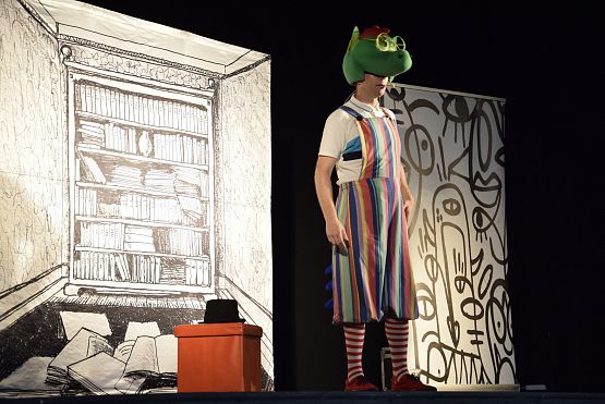 Grafika 9: Letnie spektakle teatralne w Zakątku Kultury - "W 7 DNI DOOKOŁA BAJEK" - 22.07.2023