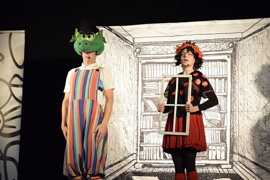 Grafika 12: Letnie spektakle teatralne w Zakątku Kultury - "W 7 DNI DOOKOŁA BAJEK" - 22.07.2023