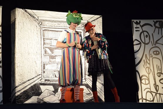 Grafika 13: Letnie spektakle teatralne w Zakątku Kultury - "W 7 DNI DOOKOŁA BAJEK" - 22.07.2023