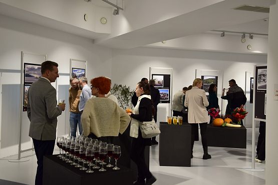 Grafika 19: "Za horyzontem" - wernisaż Lęborskiego Klubu Fotograficznego (20.10.2023)