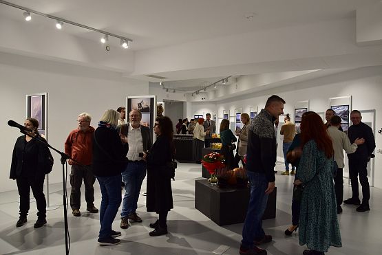 Grafika 18: "Za horyzontem" - wernisaż Lęborskiego Klubu Fotograficznego (20.10.2023)