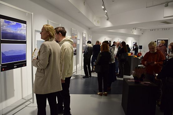 Grafika 13: "Za horyzontem" - wernisaż Lęborskiego Klubu Fotograficznego (20.10.2023)