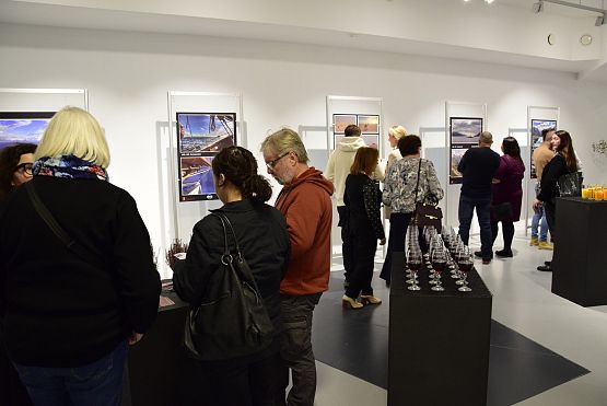 Grafika 12: "Za horyzontem" - wernisaż Lęborskiego Klubu Fotograficznego (20.10.2023)