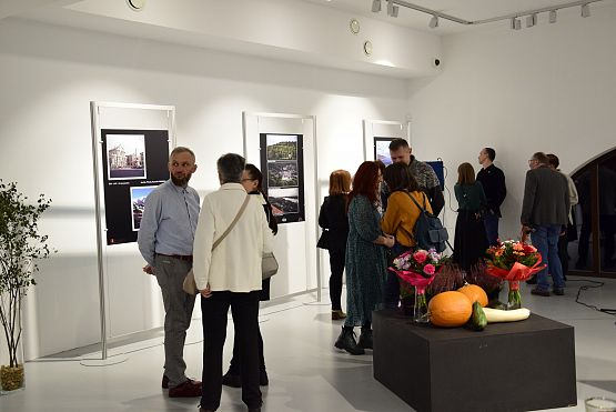 Grafika 10: "Za horyzontem" - wernisaż Lęborskiego Klubu Fotograficznego (20.10.2023)