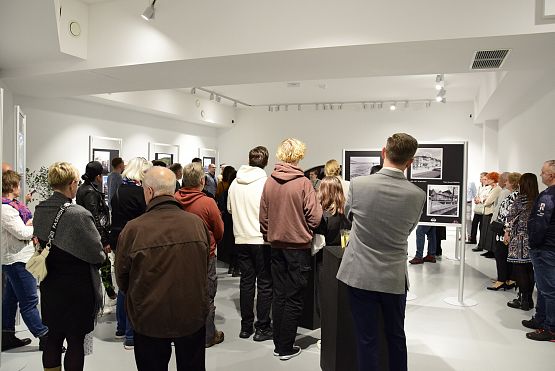Grafika 5: "Za horyzontem" - wernisaż Lęborskiego Klubu Fotograficznego (20.10.2023)