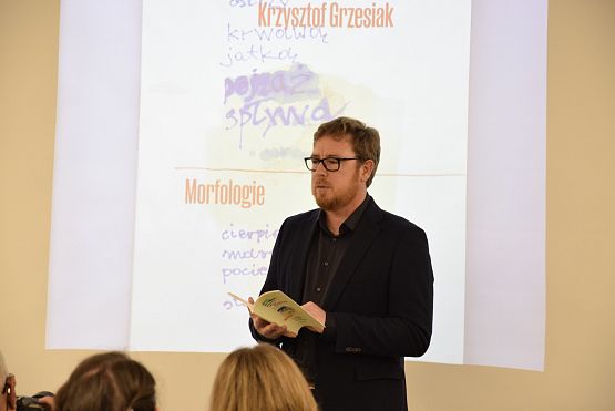 Grafika 6: Promocja tomiku Krzysztofa Grzesiaka pod tytułem "MORFOLOGIE" (16.11.2023)