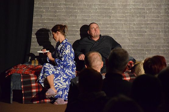 Grafika 2: Spektakl teatralny "Tylko dla dorosłych"