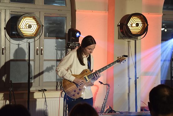 Grafika 2: Koncert KIN COLLECTIVE (2.03.2024)