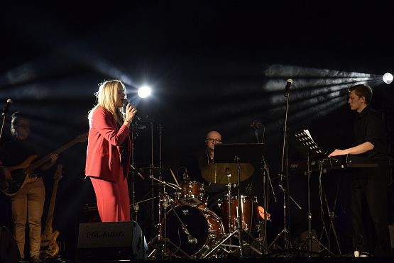 Grafika 4: Koncert Ani Krawczykowskiej "Druga strona kobiety - Annomalie" (9.03.2024)