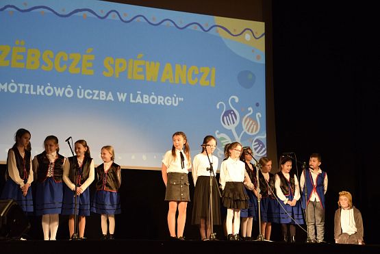 Grafika 12: Kaszëbsczé spiéwanczi "Mòtilkòwô ùczba w Lãbòrgù"  (11.03.2024)