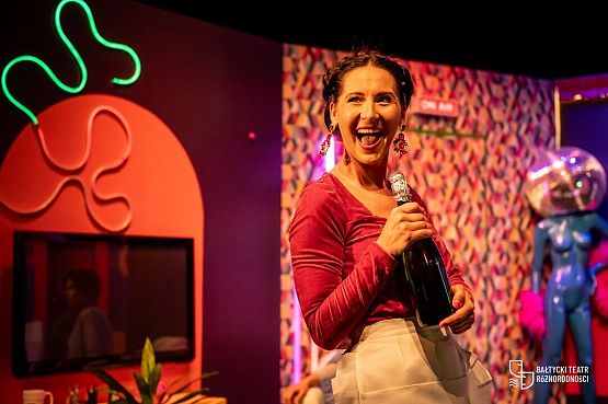 Grafika 3: "Dom wariatów" - spektakl teatralny