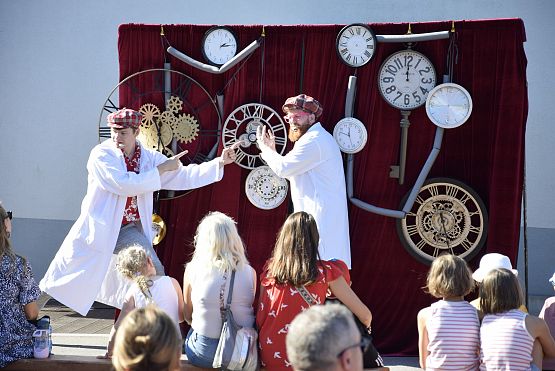 Grafika 5: Spektakl dla dzieci "Maszyna czasu"