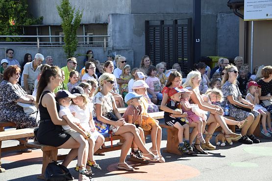 Grafika 8: Spektakl dla dzieci "Maszyna czasu"