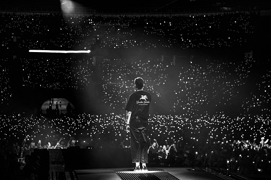 Grafika 4: Dawid Podsiadło - koncert na ekranie lęborskiej “Fregaty”