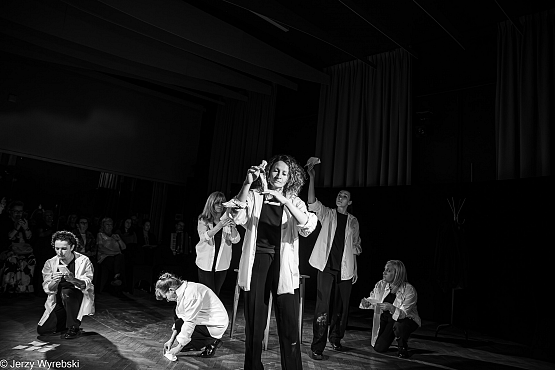 Grafika 2: Spektakl teatralny "Pod skórą"