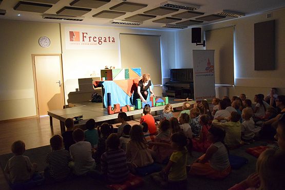 Grafika 1: Niedzielne spotkania z teatrem : Braciszek i siostrzyczka. 12.06.2016.