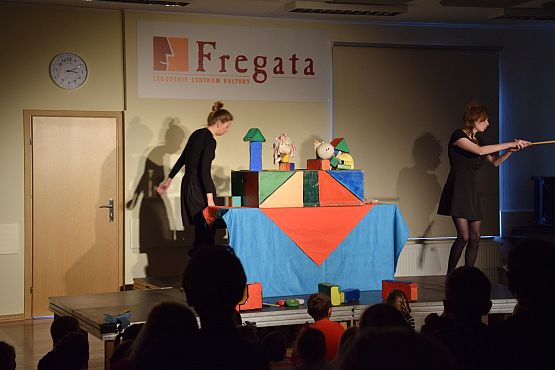 Grafika 5: Niedzielne spotkania z teatrem : Braciszek i siostrzyczka. 12.06.2016.