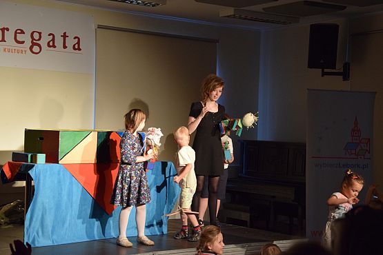Grafika 9: Niedzielne spotkania z teatrem : Braciszek i siostrzyczka. 12.06.2016.