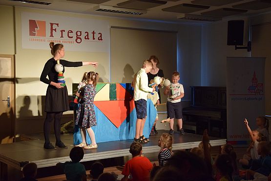 Grafika 10: Niedzielne spotkania z teatrem : Braciszek i siostrzyczka. 12.06.2016.