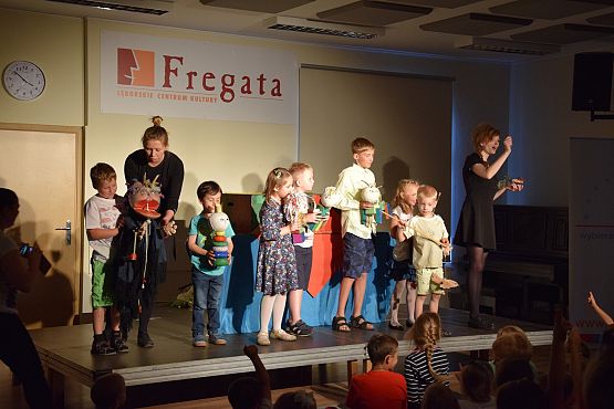 Grafika 11: Niedzielne spotkania z teatrem : Braciszek i siostrzyczka. 12.06.2016.