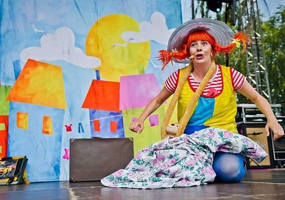 Grafika 3: "Nadchodzi Pipi" - plenerowy spektakl teatralny